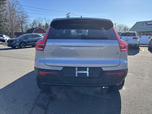 2025 Volvo XC40 B5 Plus Dark Theme