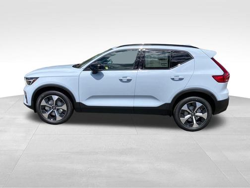 Cloud 9 White 2026 Volvo XC40 B5 Plus
