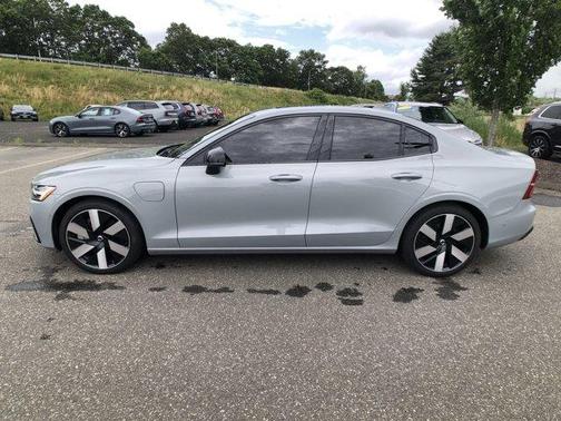 2024 Volvo S60 Recharge Plug-In Hybrid T8 Ultimate Dark Theme