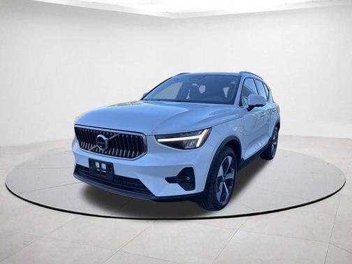 2025 Volvo XC40 B5 Plus Bright Theme