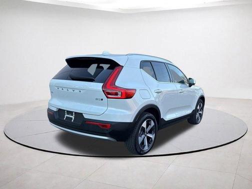 2025 Volvo XC40 B5 Plus Bright Theme