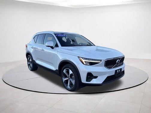 2025 Volvo XC40 B5 Plus Bright Theme