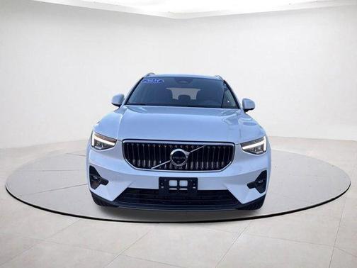 2025 Volvo XC40 B5 Plus Bright Theme