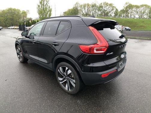 2024 Volvo XC40 B5 Plus Dark Theme