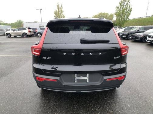 2024 Volvo XC40 B5 Plus Dark Theme