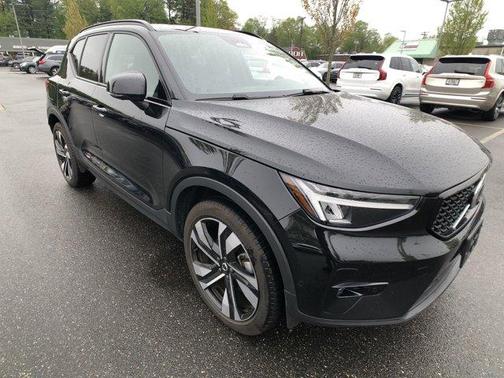 2024 Volvo XC40 B5 Plus Dark Theme