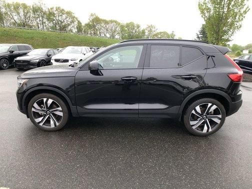 2024 Volvo XC40 B5 Plus Dark Theme