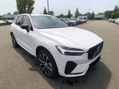 2025 Volvo XC60 B5 Plus