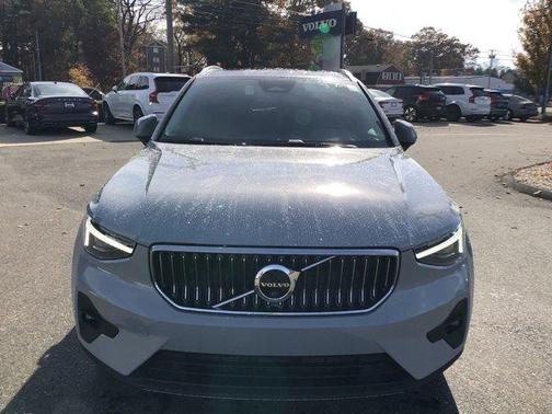 2025 Volvo XC40 B5 Plus Bright Theme