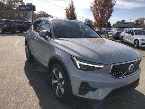 2025 Volvo XC40 B5 Plus Bright Theme