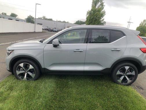2025 Volvo XC40 B5 Plus Bright Theme
