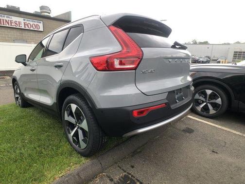 2025 Volvo XC40 B5 Plus Bright Theme