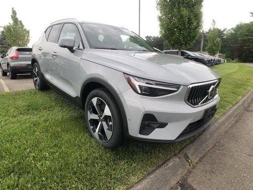 2025 Volvo XC40 B5 Plus Bright Theme