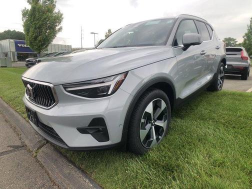 2025 Volvo XC40 B5 Plus Bright Theme