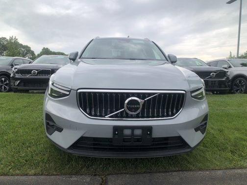 2025 Volvo XC40 B5 Plus Bright Theme