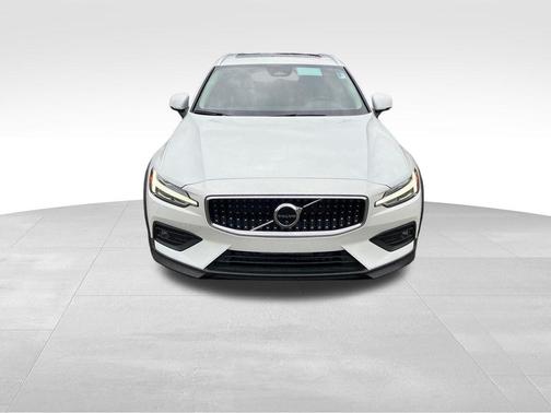 Crystal White Pearl 2026 Volvo V60 Cross Country B5 Plus