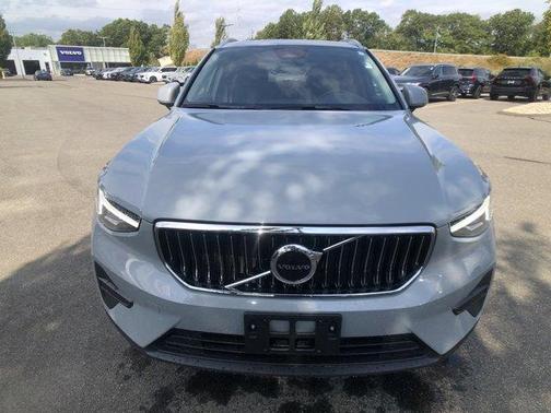 2025 Volvo XC40 B5 Core Bright Theme