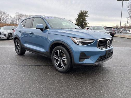 2025 Volvo XC40 B5 Core Bright Theme