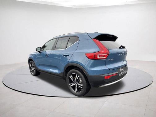 2025 Volvo XC40 B5 Core Bright Theme