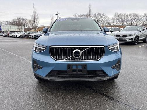 2025 Volvo XC40 B5 Core Bright Theme