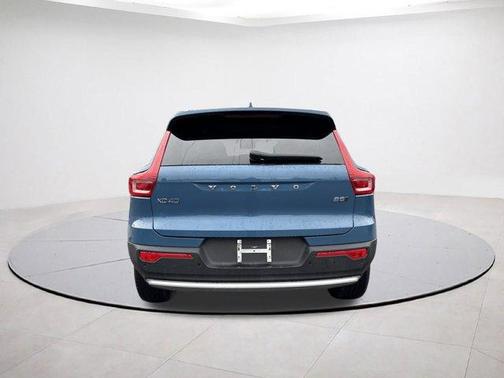 2025 Volvo XC40 B5 Core Bright Theme