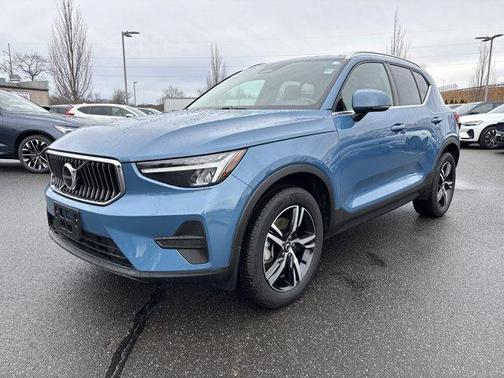 2025 Volvo XC40 B5 Core Bright Theme
