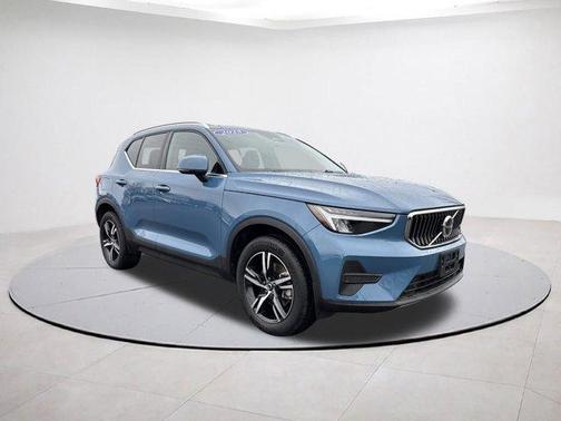 2025 Volvo XC40 B5 Core Bright Theme