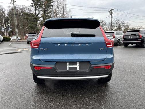 2025 Volvo XC40 B5 Core Bright Theme