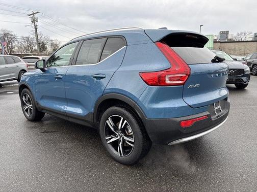 2025 Volvo XC40 B5 Core Bright Theme
