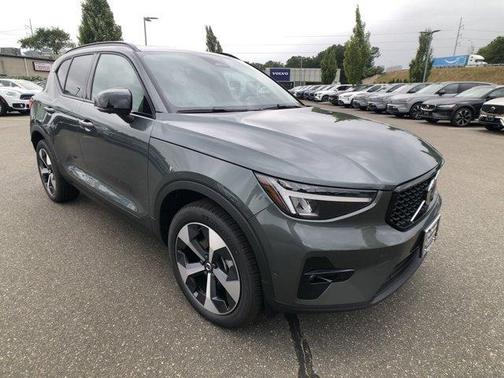 2026 Volvo XC40 B5 Plus