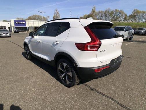 2025 Volvo XC40 B5 Plus Dark Theme