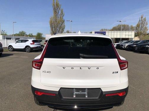 2025 Volvo XC40 B5 Plus Dark Theme