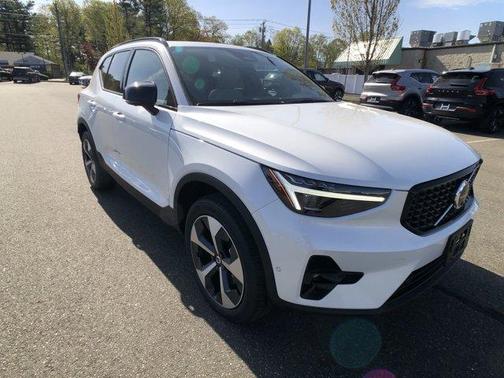 2025 Volvo XC40 B5 Plus Dark Theme