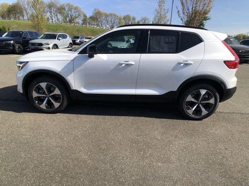 2025 Volvo XC40 B5 Plus Dark Theme