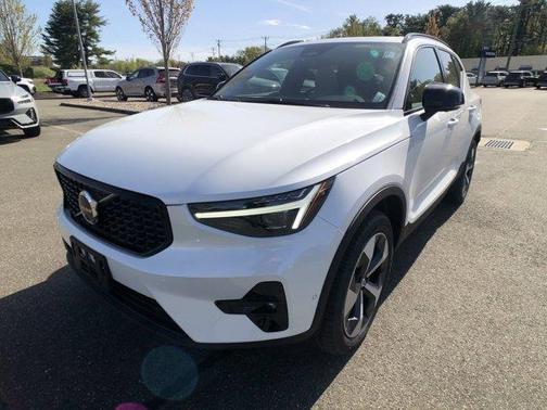 2025 Volvo XC40 B5 Plus Dark Theme