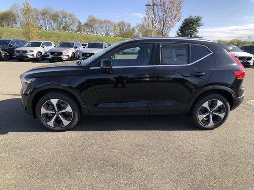 2025 Volvo XC40 B5 Core Bright Theme