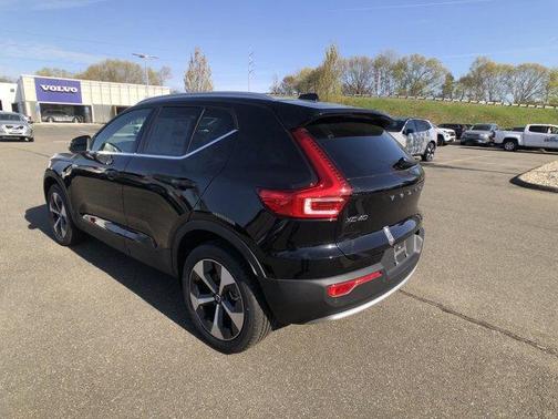 2025 Volvo XC40 B5 Core Bright Theme