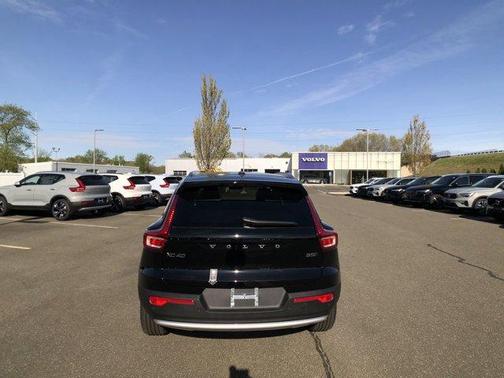 2025 Volvo XC40 B5 Core Bright Theme