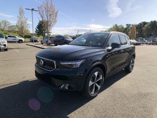 2025 Volvo XC40 B5 Core Bright Theme