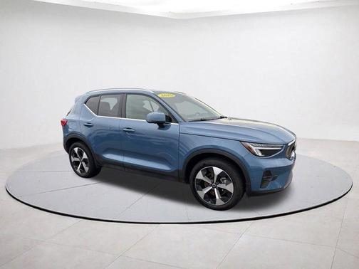 2025 Volvo XC40 B5 Plus Bright Theme
