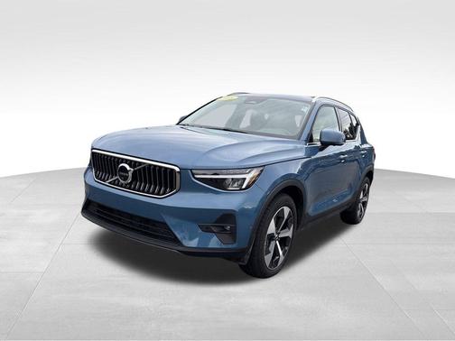 2025 Volvo XC40 B5 Plus Bright Theme