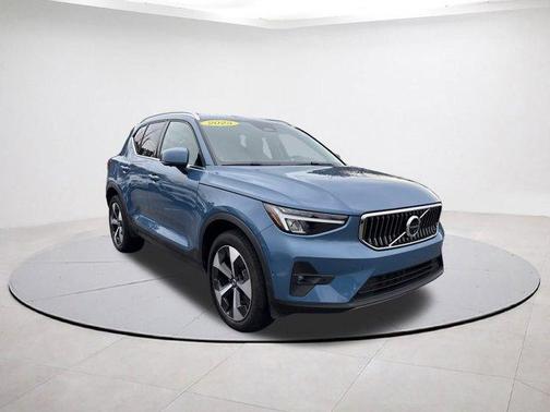 2025 Volvo XC40 B5 Plus Bright Theme