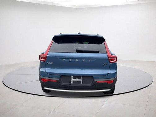 2025 Volvo XC40 B5 Plus Bright Theme