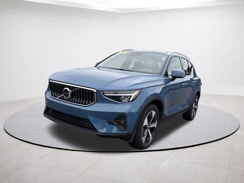 2025 Volvo XC40 B5 Plus Bright Theme