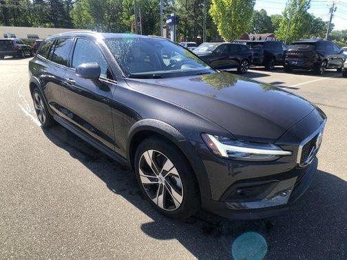 2024 Volvo V60 Cross Country B5 Plus