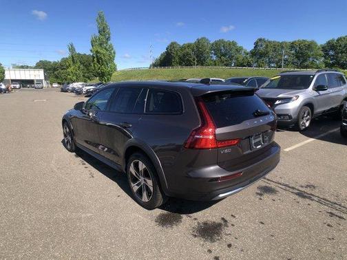 2024 Volvo V60 Cross Country B5 Plus