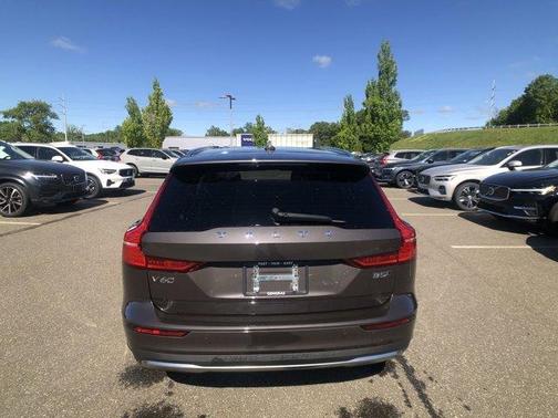 2024 Volvo V60 Cross Country B5 Plus