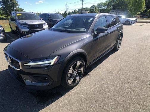 2024 Volvo V60 Cross Country B5 Plus