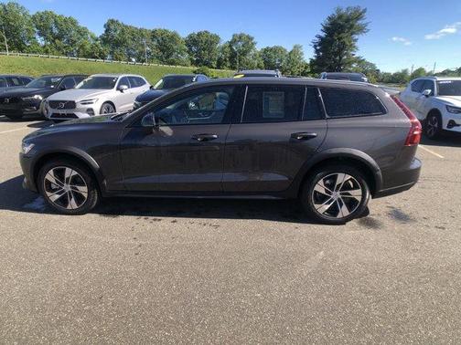 2024 Volvo V60 Cross Country B5 Plus