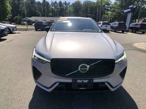 2024 Volvo XC60 B5 Core Dark Theme
